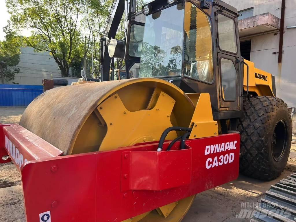 Dynapac CA 30 D Ühe trumliga rullid