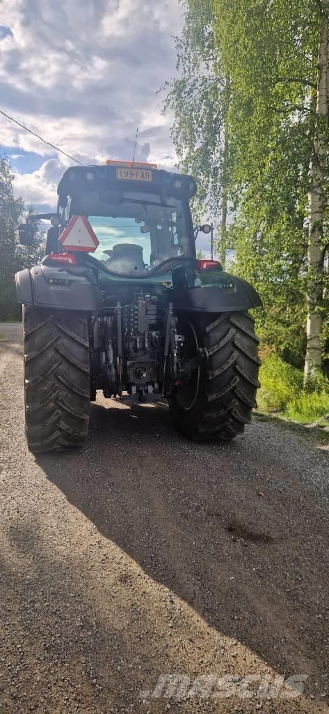 Valtra T914 versu Traktorid