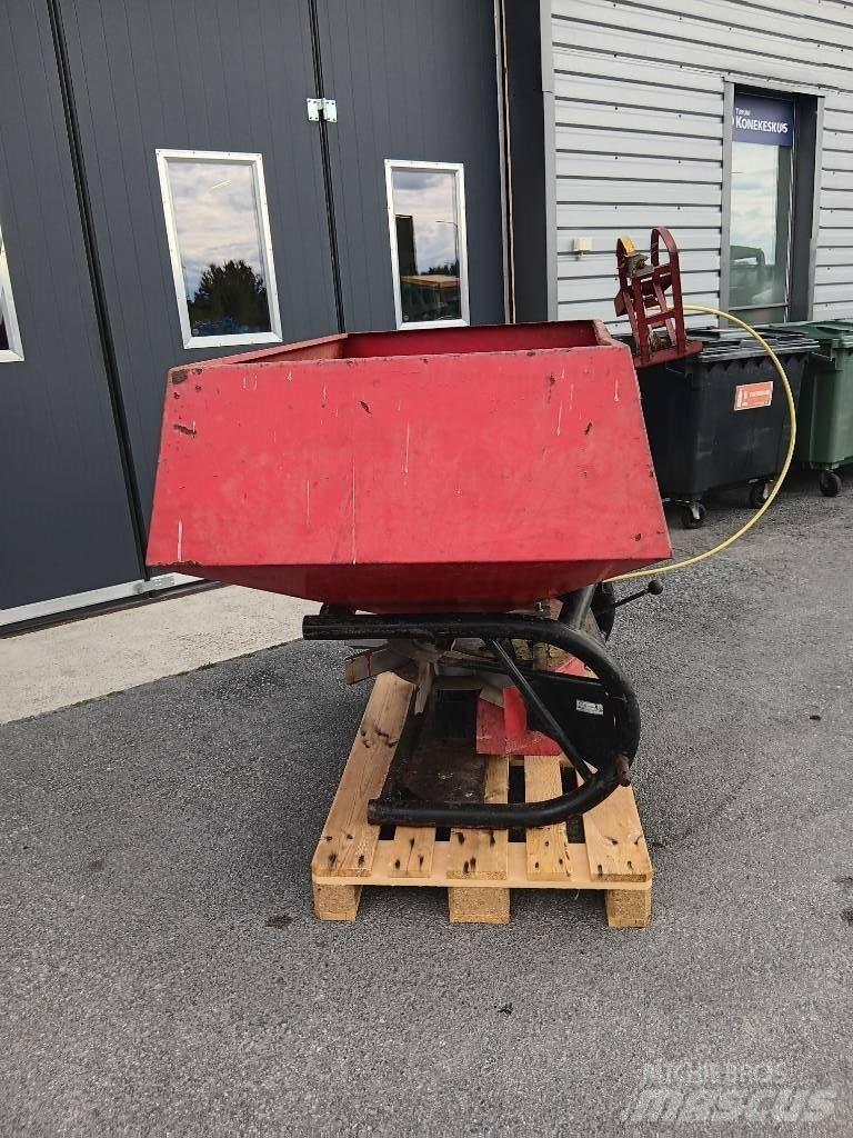 YLÖ Viska 800 Mineraalväetise laoturid