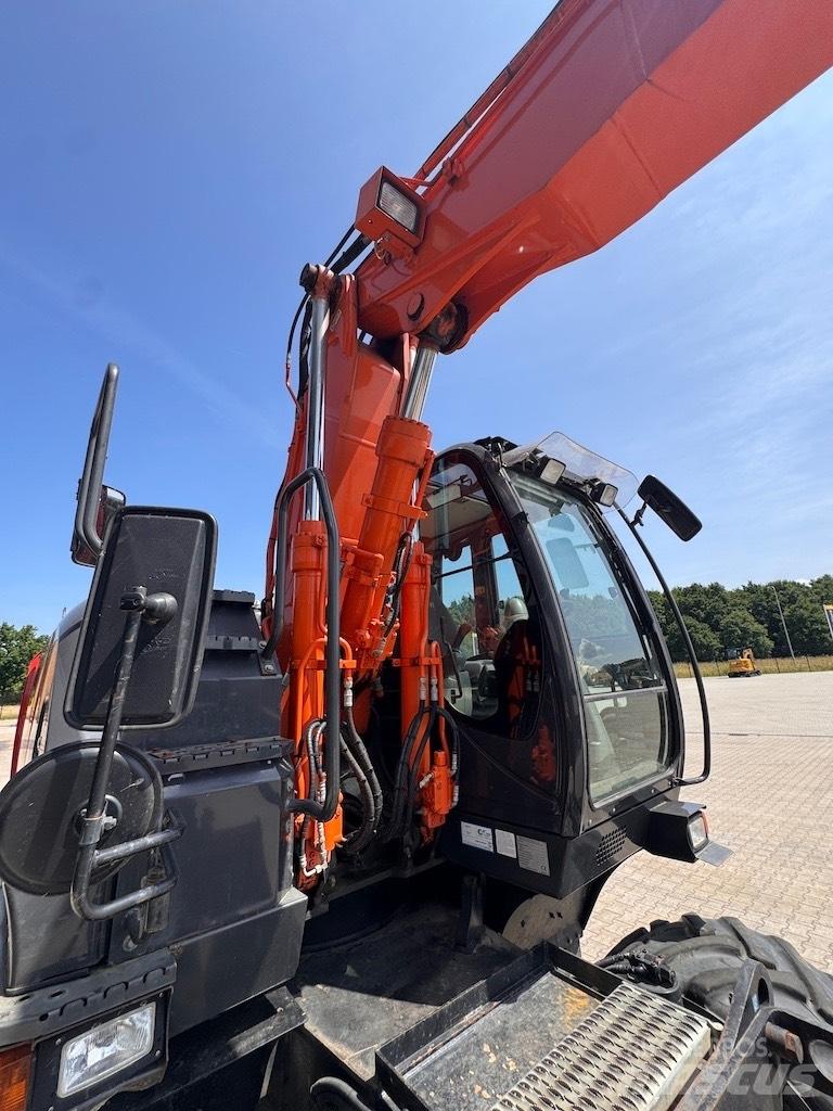 Hitachi 140W Ratasekskavaatorid