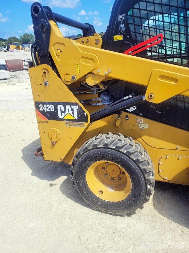 CAT 242 D Kompaktlaadurid