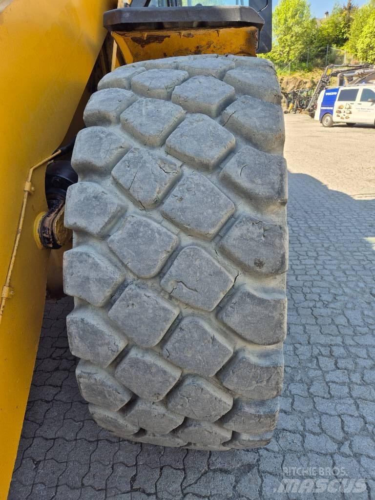 CAT 966M Rataslaadurid