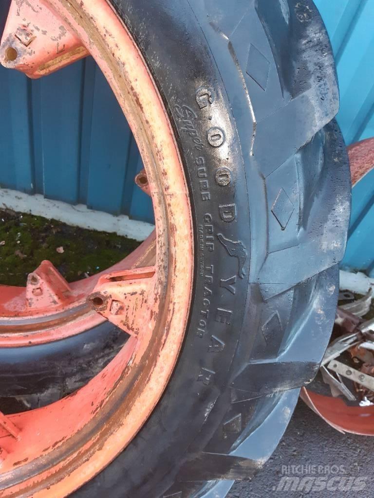Goodyear 12.4-36 Rehvid, rattad ja veljed