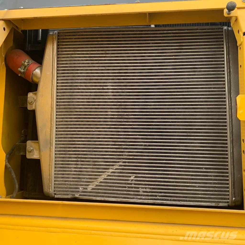 Komatsu PC450-8 Roomikekskavaatorid
