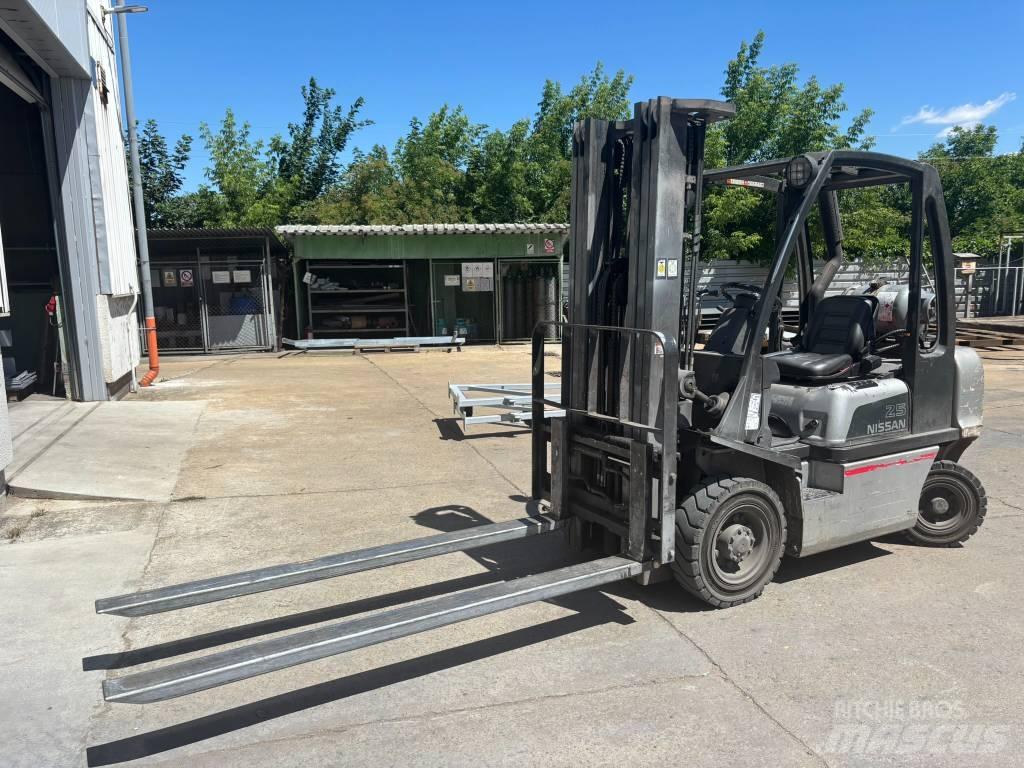 Nissan UD02A25PQ Gaasitõstukid