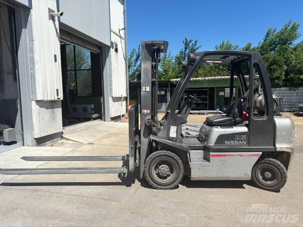 Nissan UD02A25PQ Gaasitõstukid