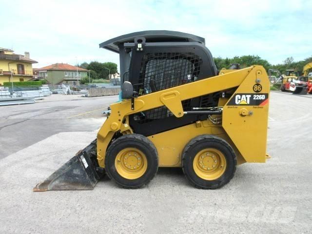 CAT 226 D Kompaktlaadurid