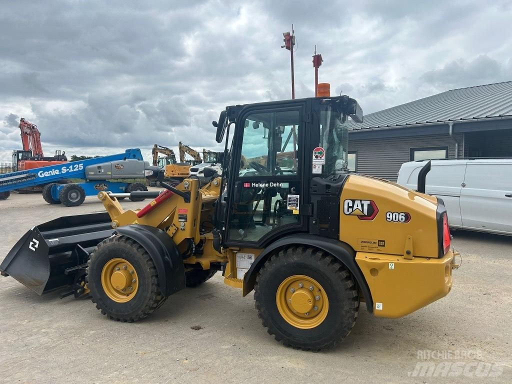 CAT 906 Rataslaadurid