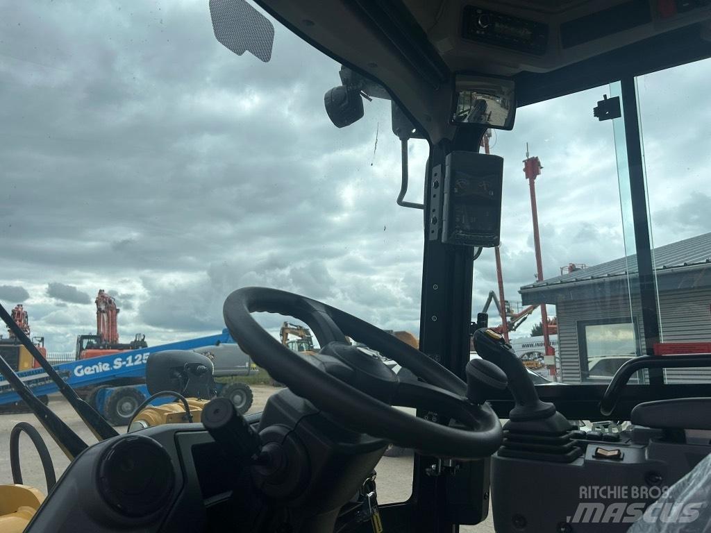 CAT 906 Rataslaadurid