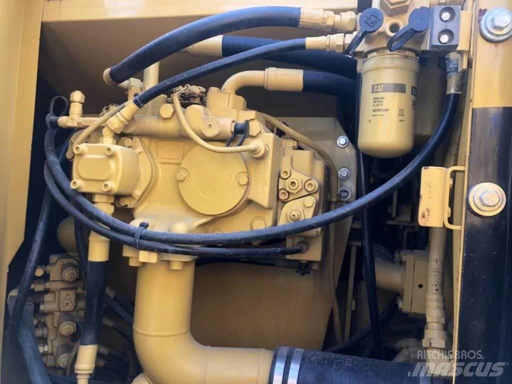 CAT 318C Roomikekskavaatorid