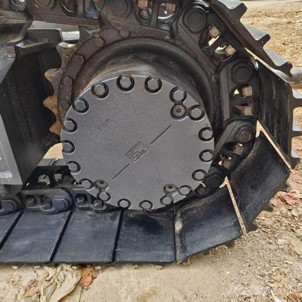 Komatsu PC 200-8 Roomikekskavaatorid