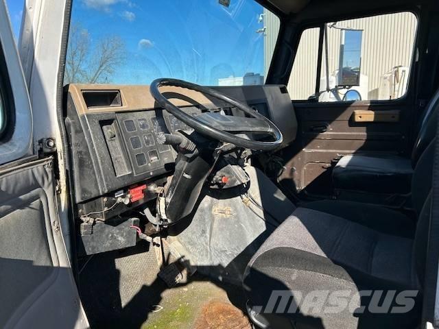 International 4900 Sadulveokid