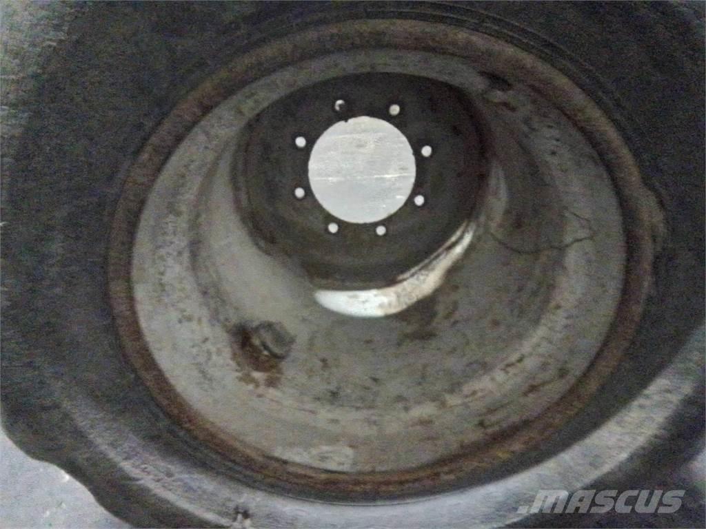 Valmet 820 24x22,5 Rehvid, rattad ja veljed