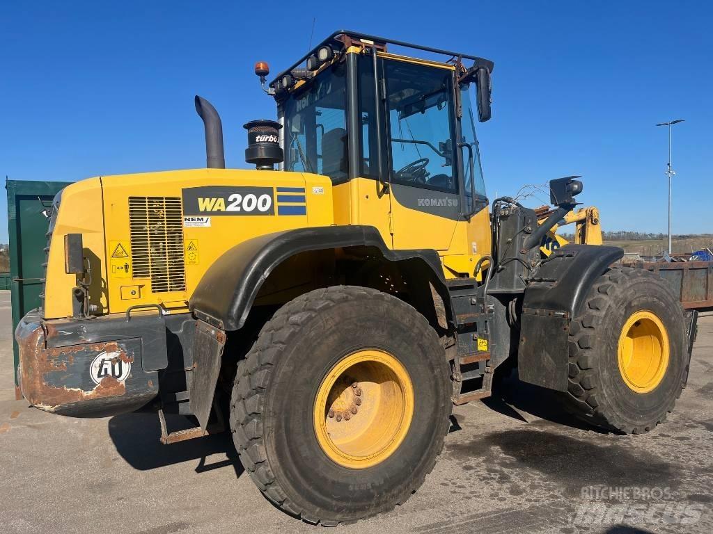 Komatsu WA 200-7 Roomikekskavaatorid