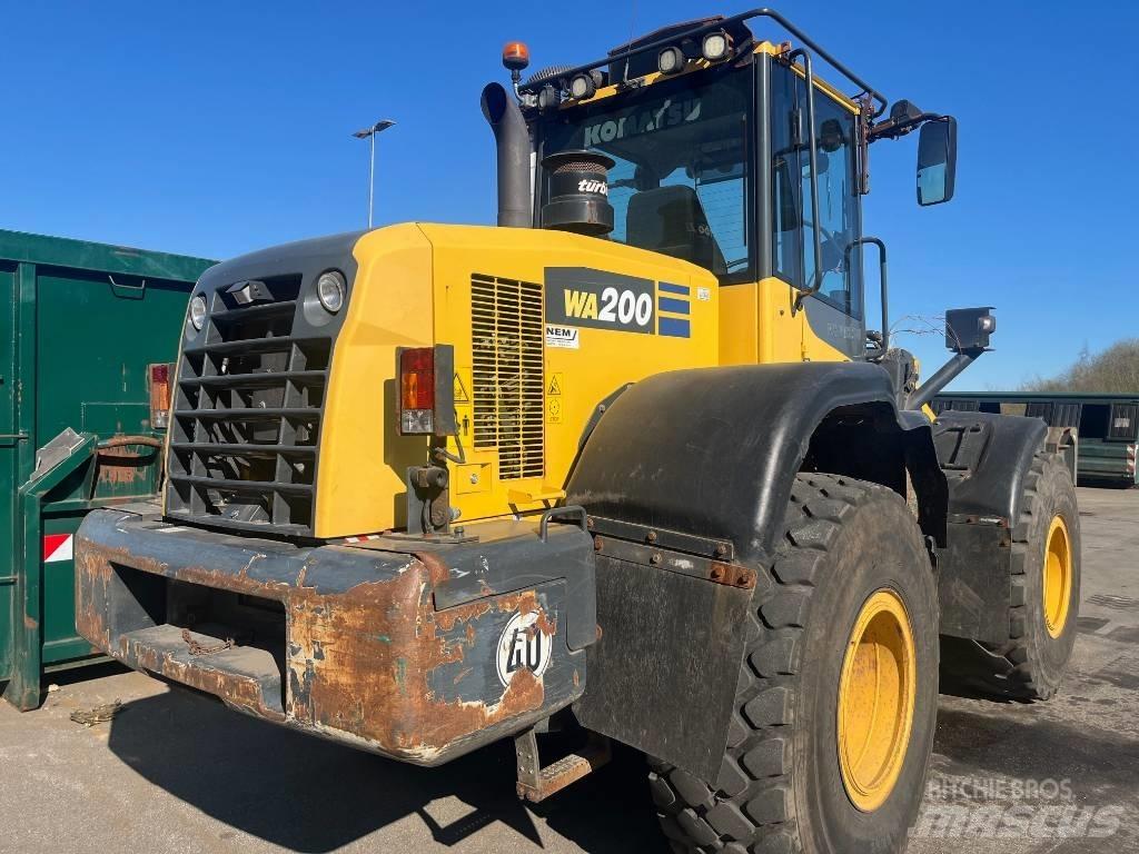 Komatsu WA 200-7 Roomikekskavaatorid