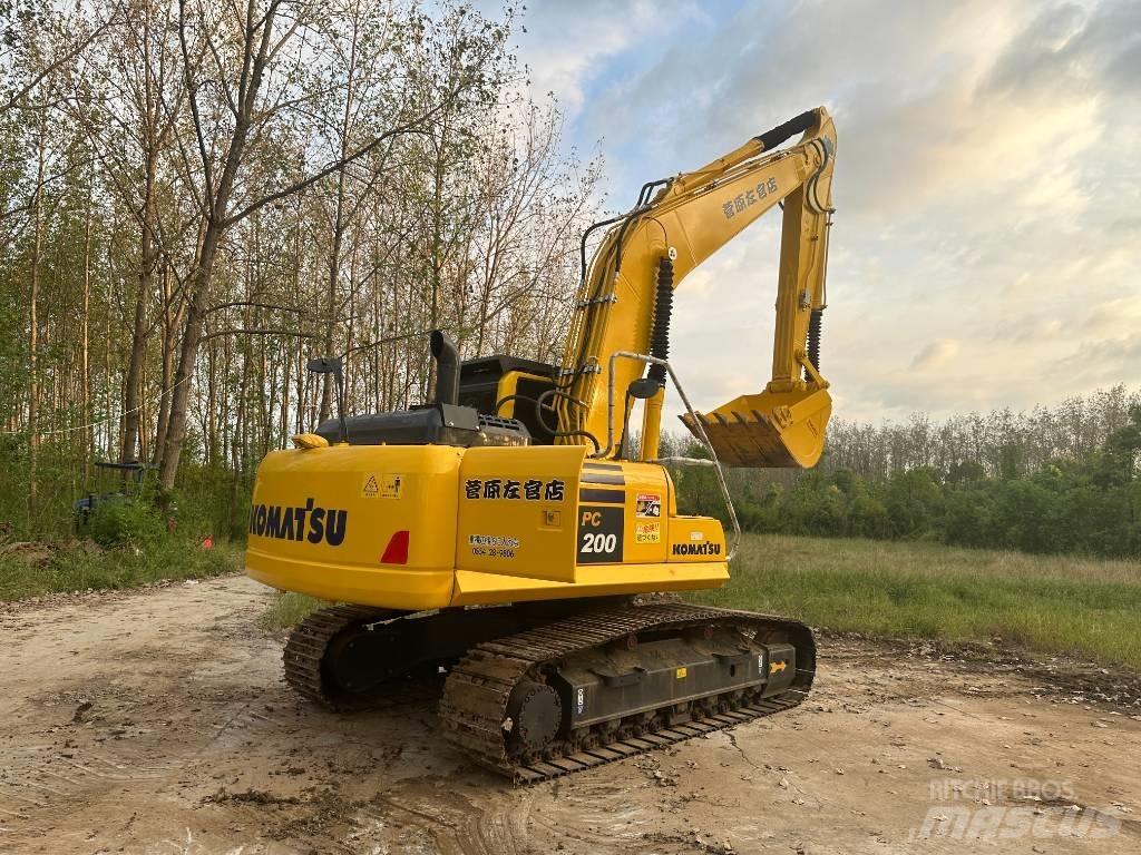 Komatsu PC200-8 Roomikekskavaatorid