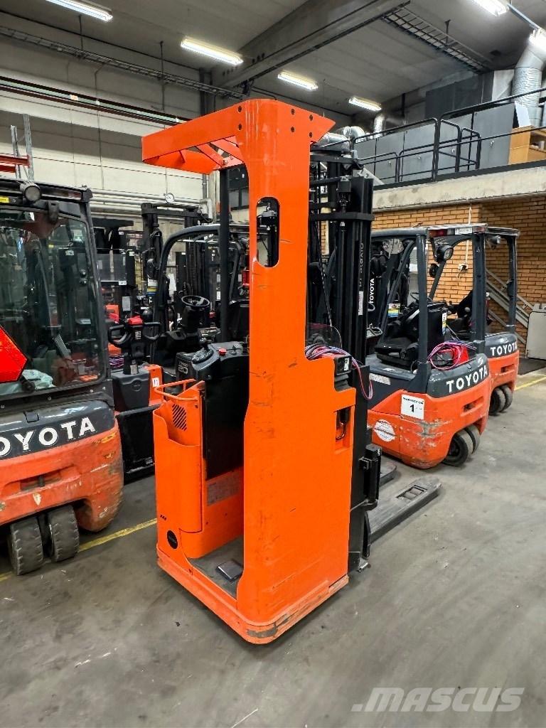 Toyota SSE135L Platvormiga virnastajad