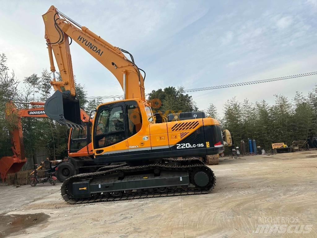 Hyundai R220 Roomikekskavaatorid