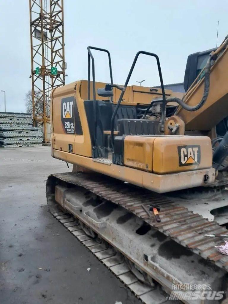 CAT 320 Roomikekskavaatorid