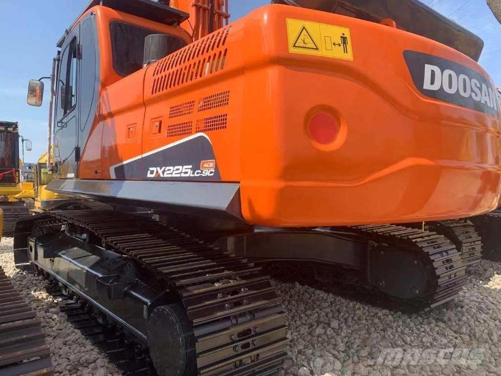 Doosan DX 225 Roomikekskavaatorid