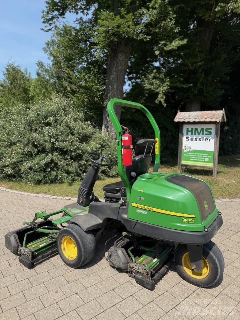 John Deere 2500 E Greeni niidukid