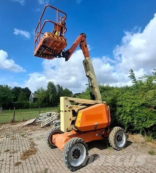 JLG 340 AJ Iseliikuvad poomtõstukid