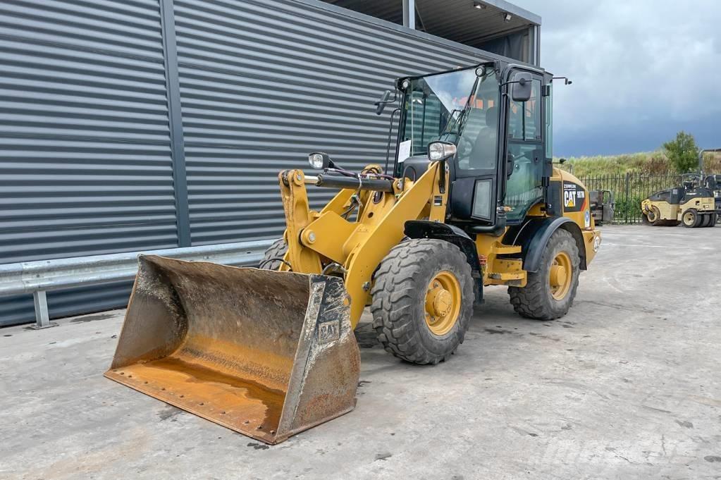 CAT 907M Rataslaadurid