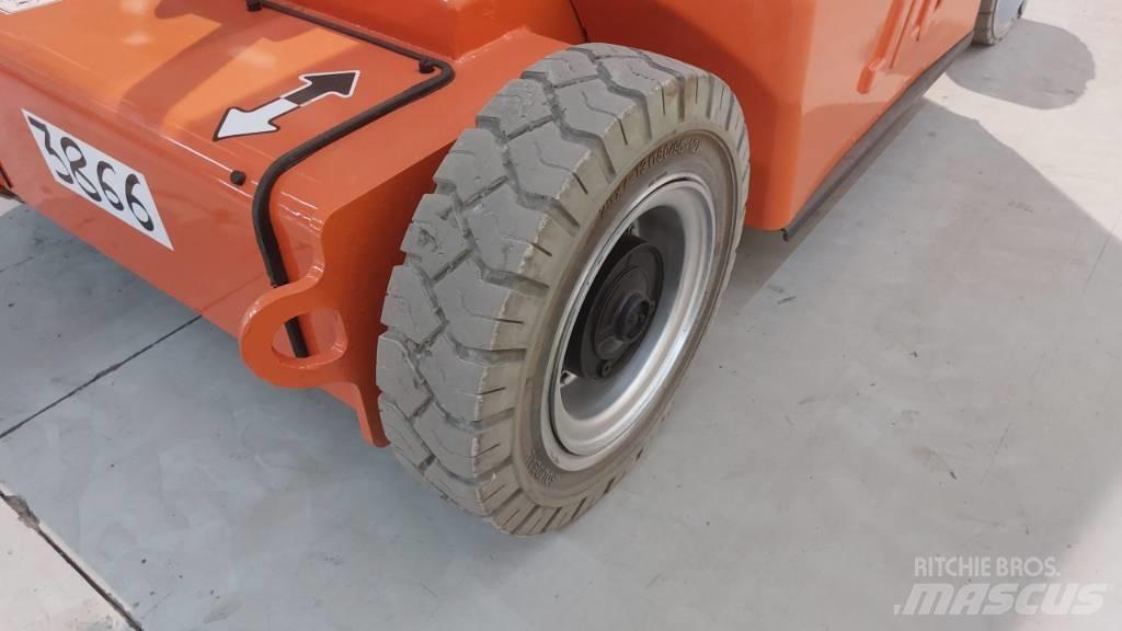 JLG E 400 AJPN Iseliikuvad poomtõstukid