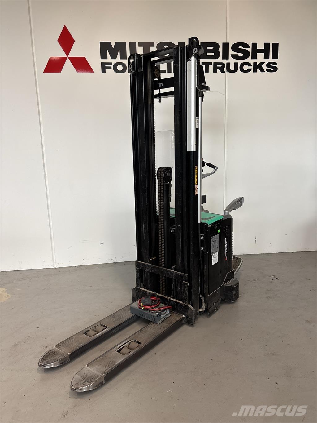 Mitsubishi SBV16N Platvormiga virnastajad