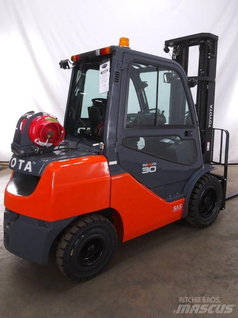 Toyota 02-8FGF30 Gaasitõstukid
