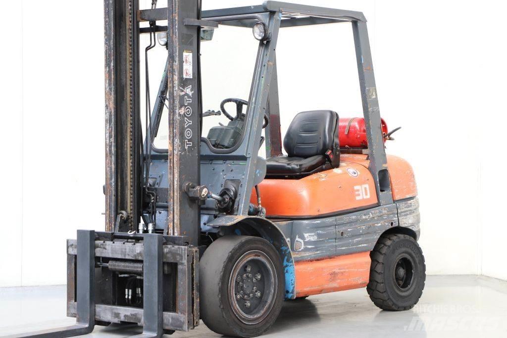 Toyota 02-6FGF30 Gaasitõstukid