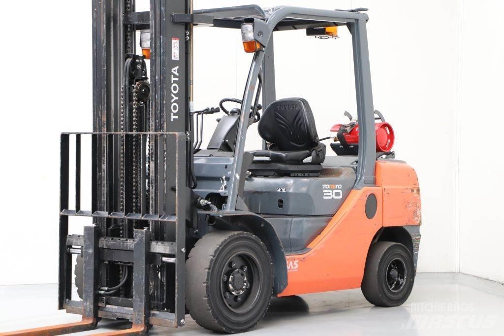 Toyota 02-8FGF30 Gaasitõstukid