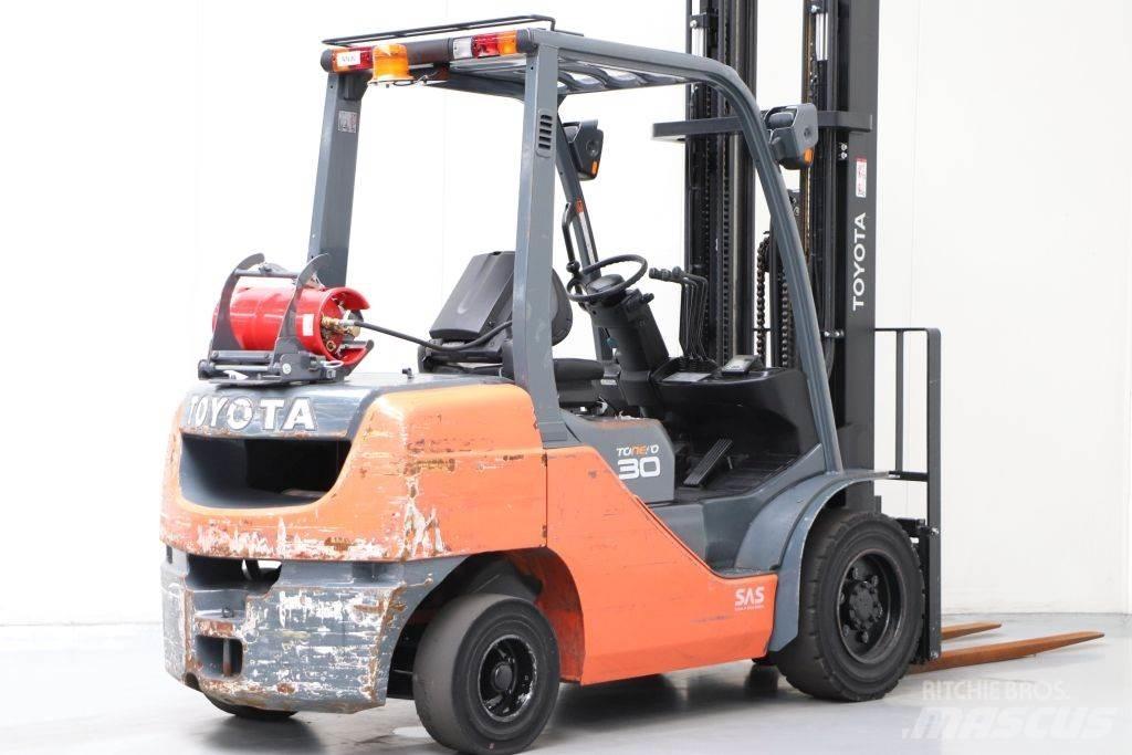 Toyota 02-8FGF30 Gaasitõstukid