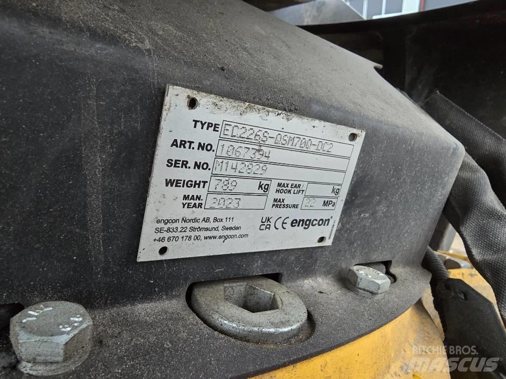 Komatsu PC 228 US-11 Roomikekskavaatorid