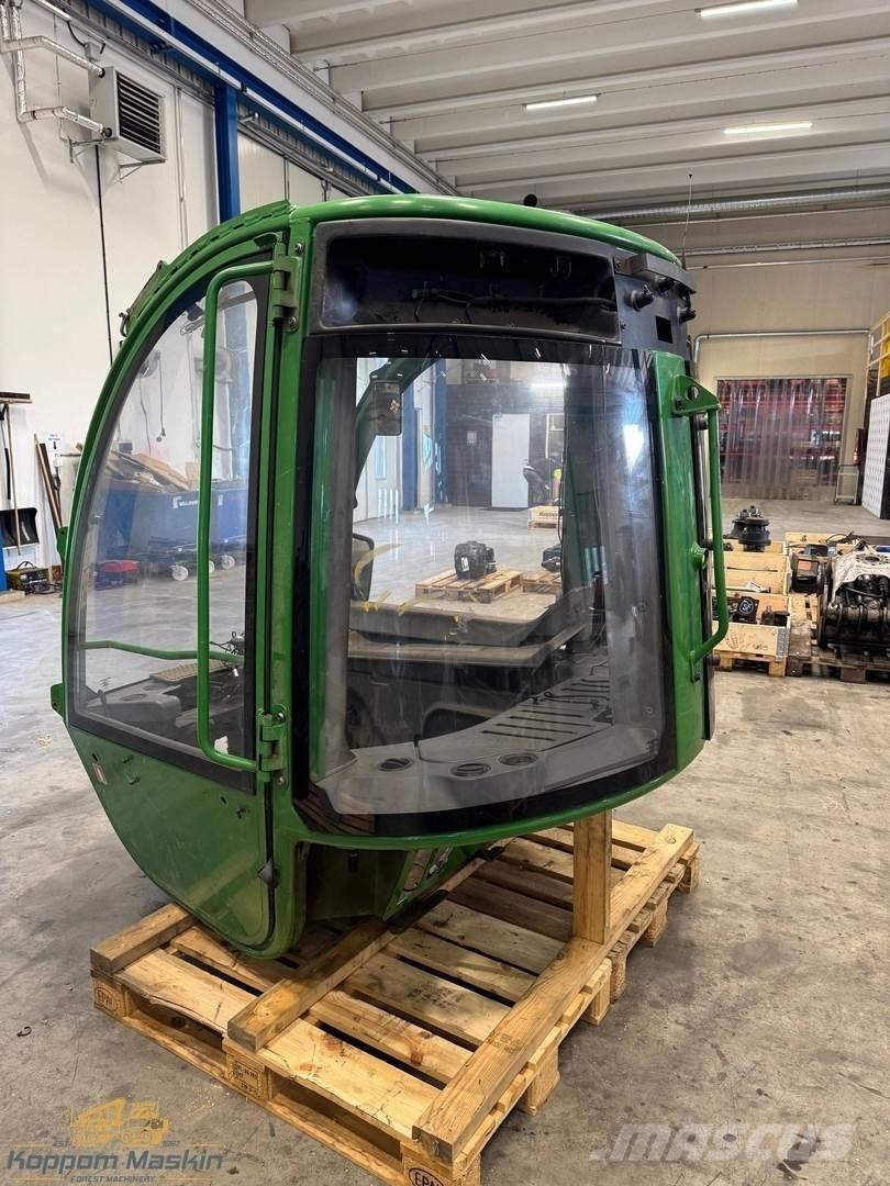 John Deere 1210E Kabiinid