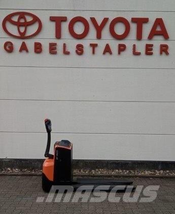 Toyota LWE 200 Järelkäidavad virnastajad