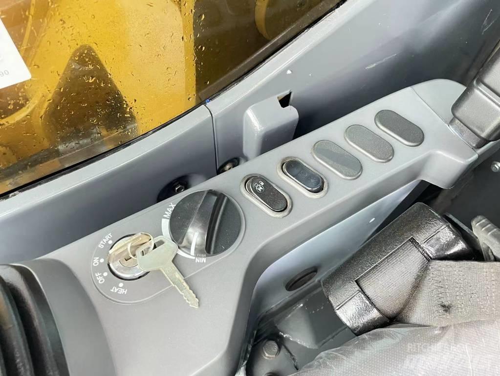 Komatsu PC 240LC-8 Roomikekskavaatorid