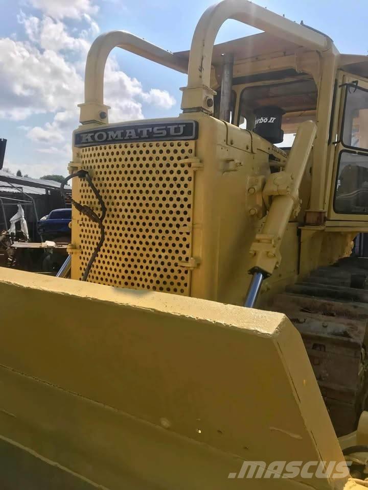 Komatsu D 85 A-12 Buldooserid