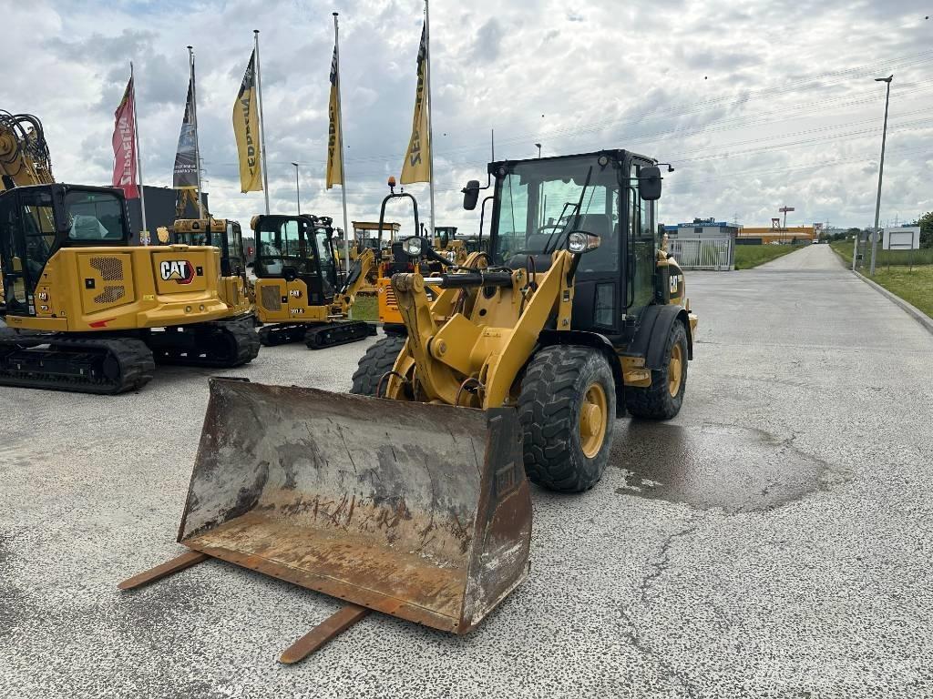 CAT 906 Rataslaadurid