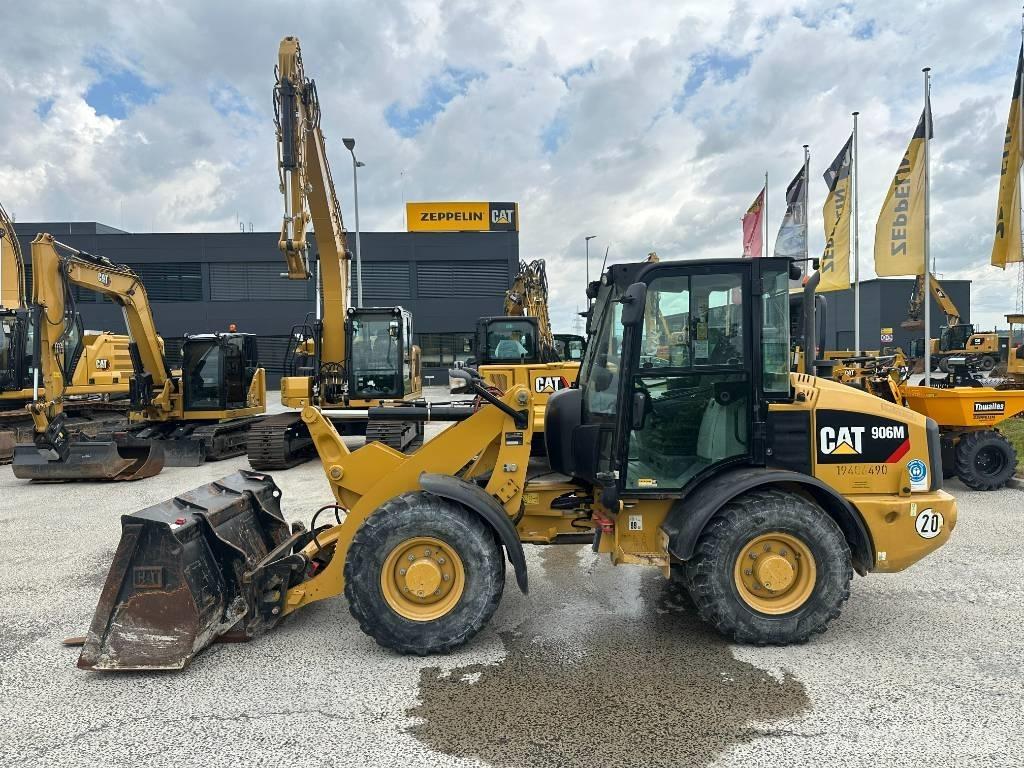 CAT 906 Rataslaadurid