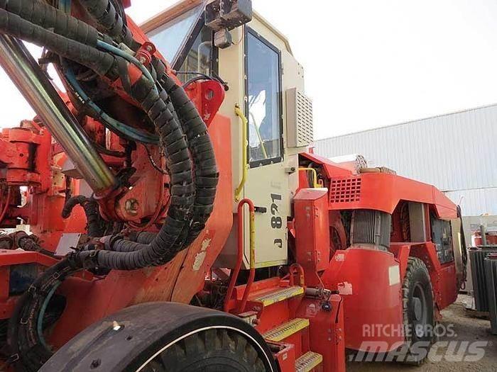 Sandvik DT 821 SC Vertikaalsed puurmasinad