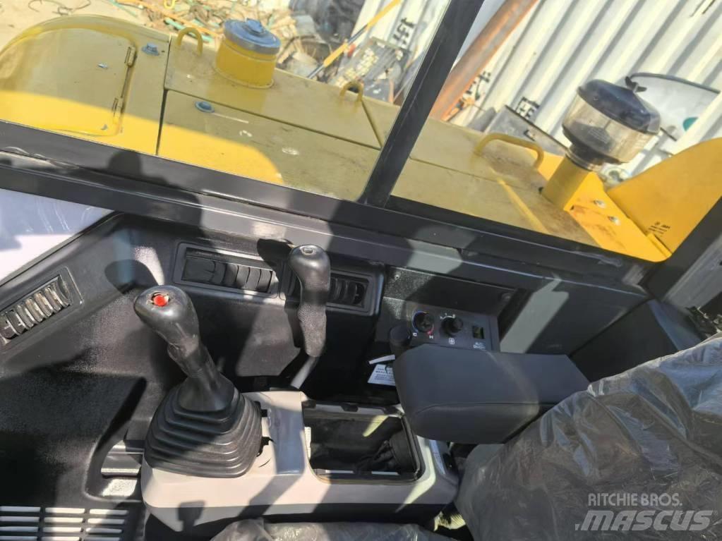 Komatsu PC 58 Roomikekskavaatorid