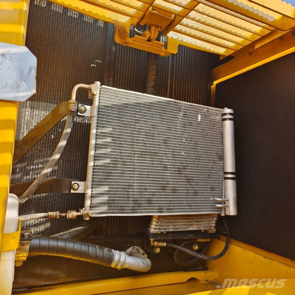 Komatsu PC 200 Roomikekskavaatorid