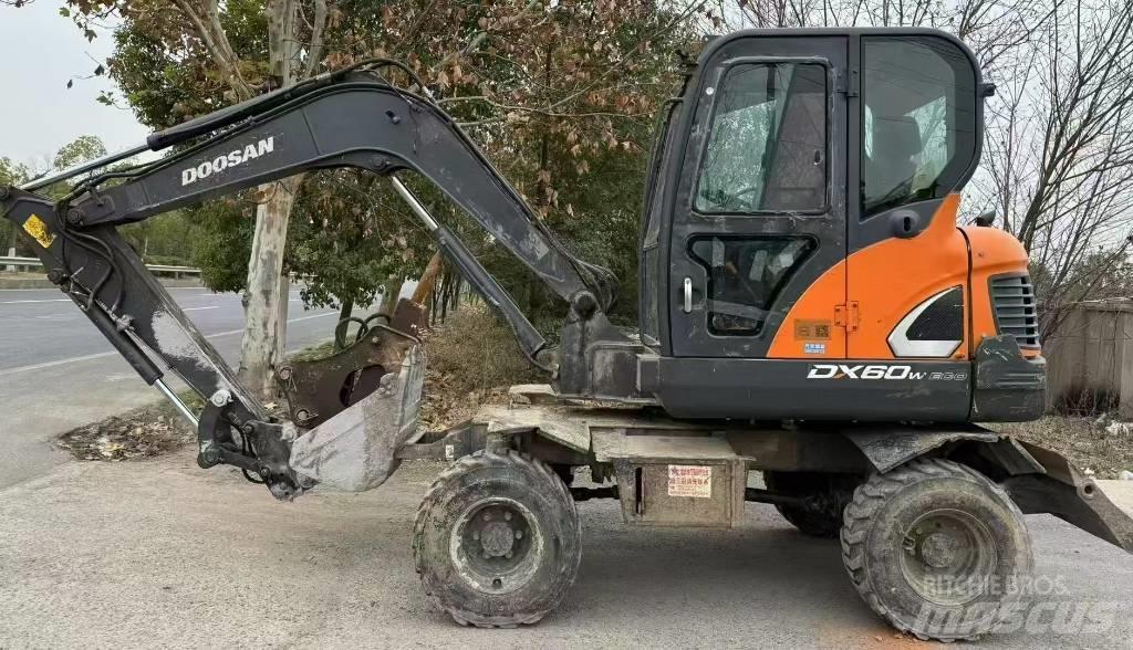 Doosan DX 60 Ratasekskavaatorid