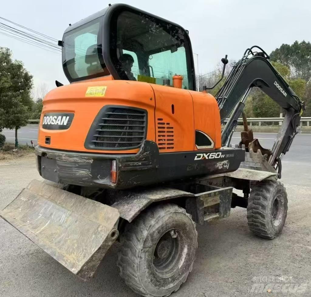 Doosan DX 60 Ratasekskavaatorid