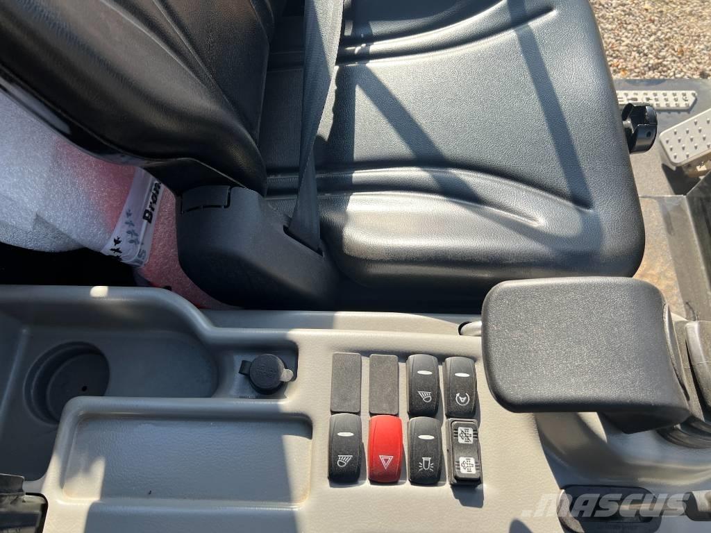 JCB 403 Plus Väikelaadurid