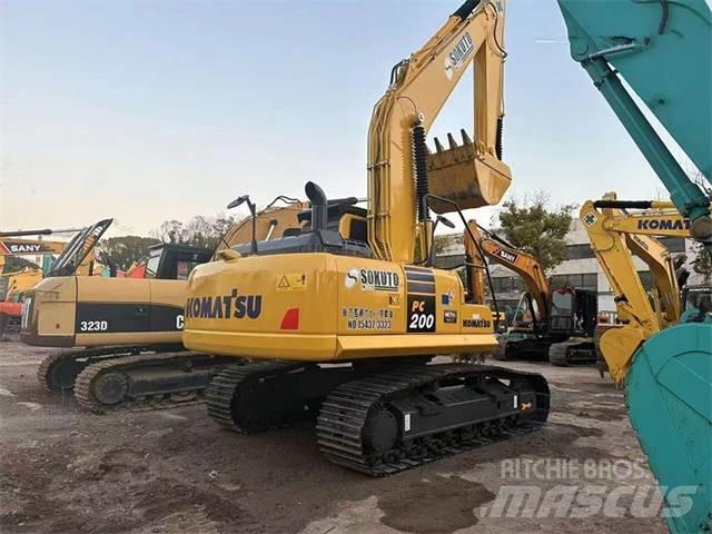 Komatsu PC 200-8 Roomikekskavaatorid