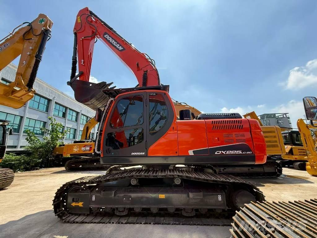 Doosan DX 225 Roomikekskavaatorid