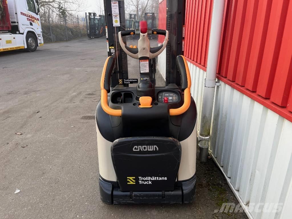 Crown ETi 4000-1.2 Järelkäidavad virnastajad