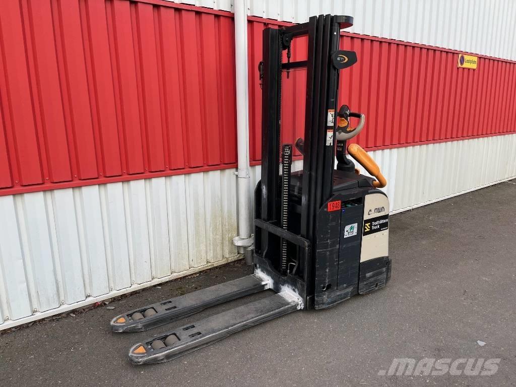 Crown ETi 4000-1.2 Järelkäidavad virnastajad